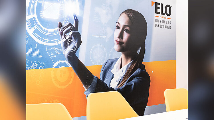 Headerbild mit Leinwand auf der ELO Business Partner steht.