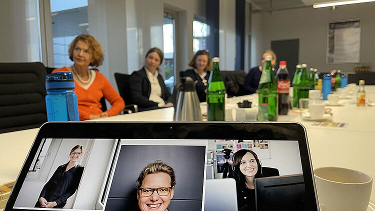Women in IT: Teilnehmerinnen der Uni Bielefeld und MODUS Consult bei der offenen Talkrunde  in Gütersloh.
