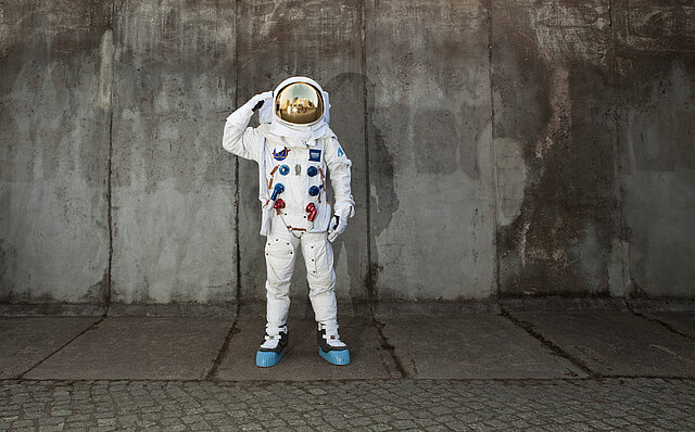 Next Level Business IT-Astronaut salutiert