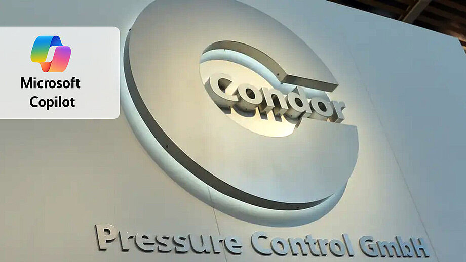 Wand mit einem beleuchteten Condor Werke Logo im Hintergrund und links in der Ecke das Microsoft Copilot Studio Logo.