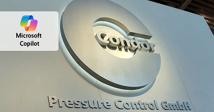 Wand mit einem beleuchteten Condor Werke Logo im Hintergrund und links in der Ecke das Microsoft Copilot Studio Logo.