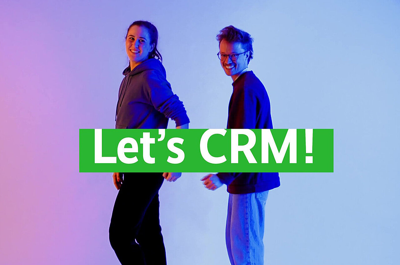 Zwei Menschen mit Banner Let's CRM
