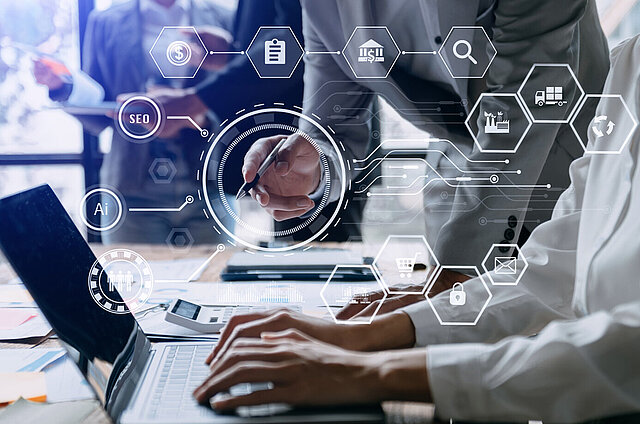 Business-Team arbeitet an Laptop mit virtueller Oberfläche