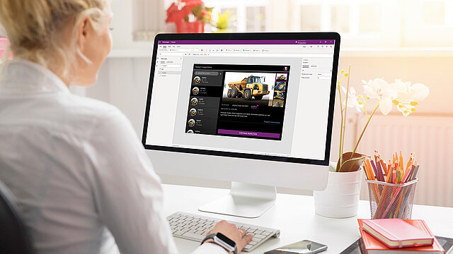 Frau am Desktop-PC mit Screenshot zu Power Apps.