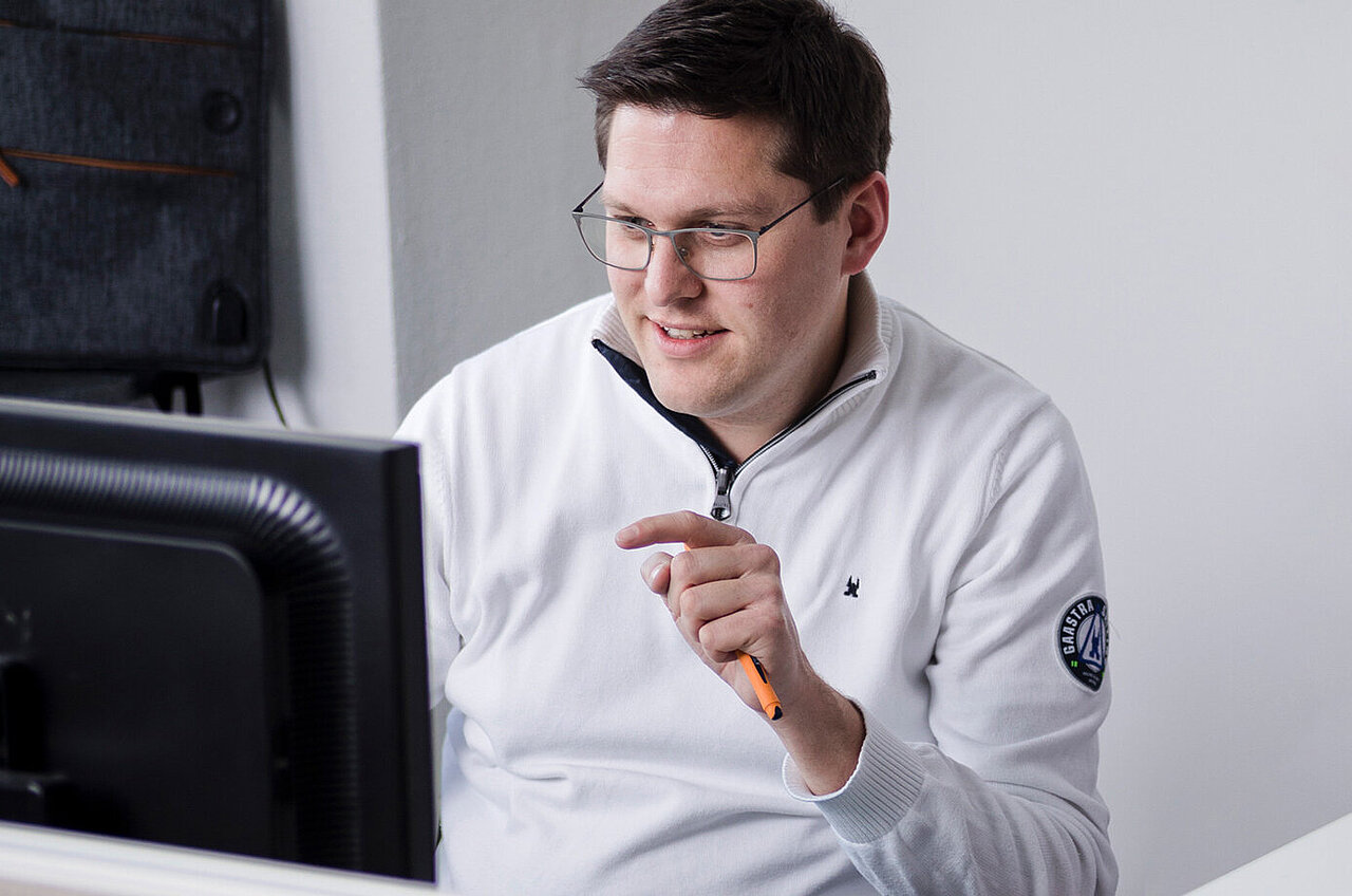 Mann vor Monitor
