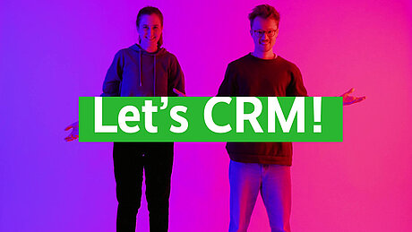 Zwei Menschen mit Banner Let's CRM