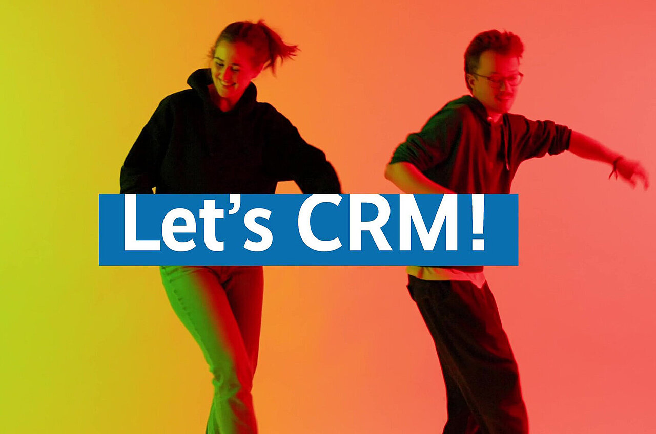 Zwei Mensch tanzend hinter einem Banner mit Let's CRM
